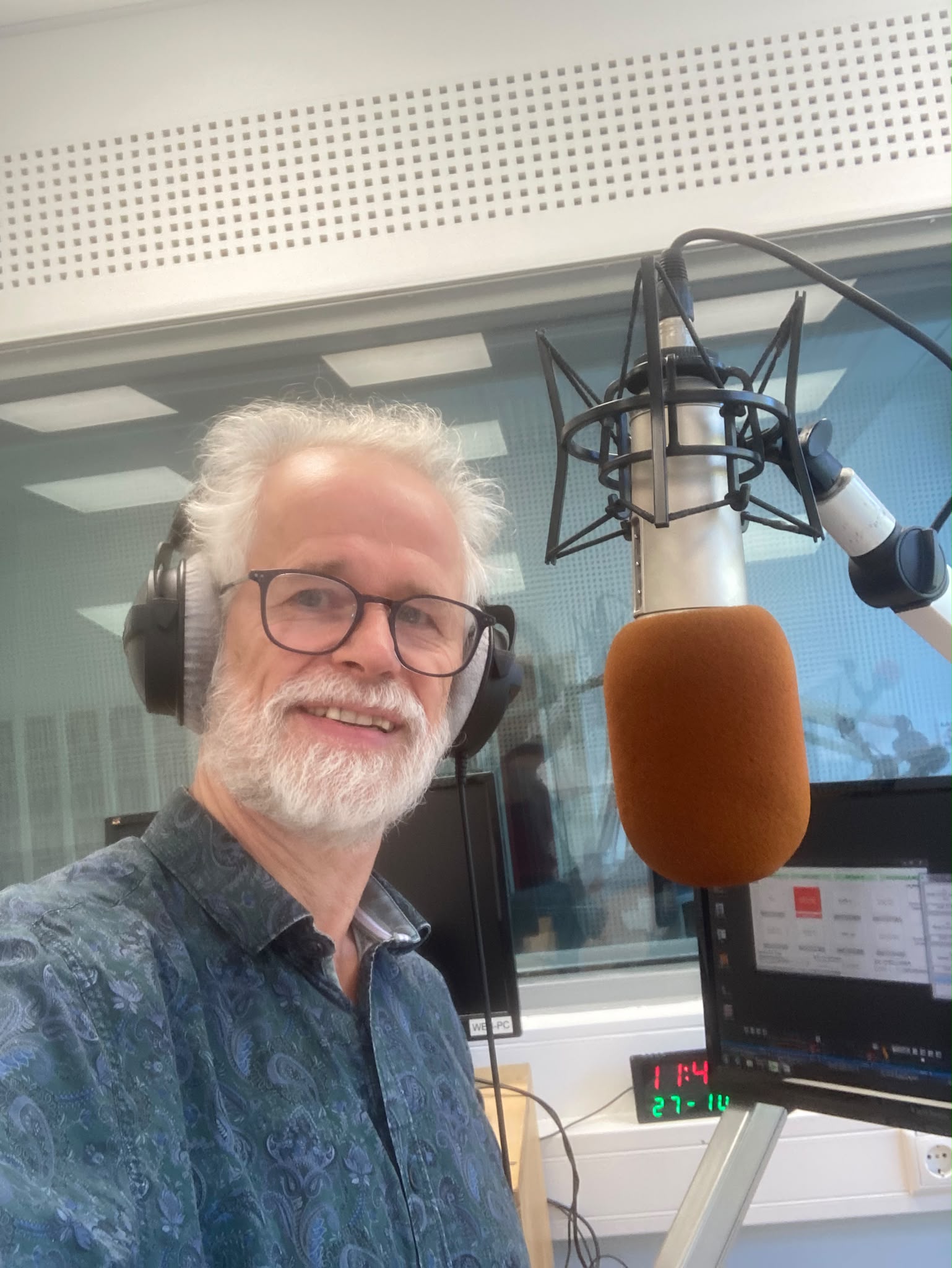 Frank Ohlsen mit Kopfhörern am Mikrofon im Studio von Radio ZuSa