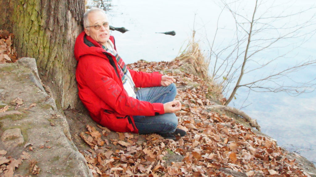 Frank Ohlsen meditiert. Meditation ist jede Art eines Versuches, deinen Geist auf einen Gegenstand oder eine Handlung zu konzentrieren.